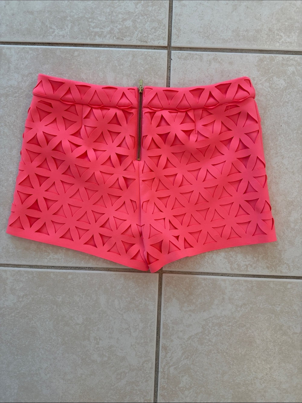 Lilly Pulitzer 3” Lorna Short Womens 2 in Pink Sun Ray Daisy Laser Cut